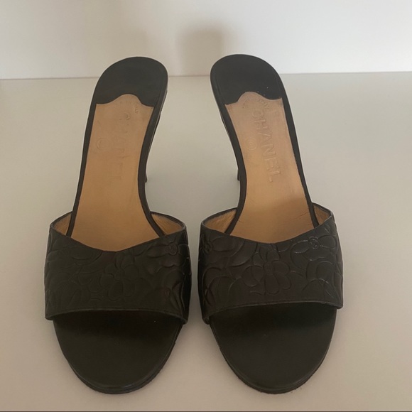 CHANEL kitten heel slip on sandal - Picture 2 of 7